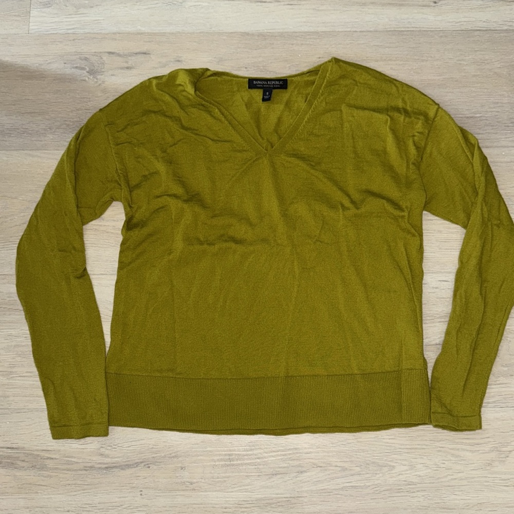 **Banana Republic Women's Sweater in Olive Green